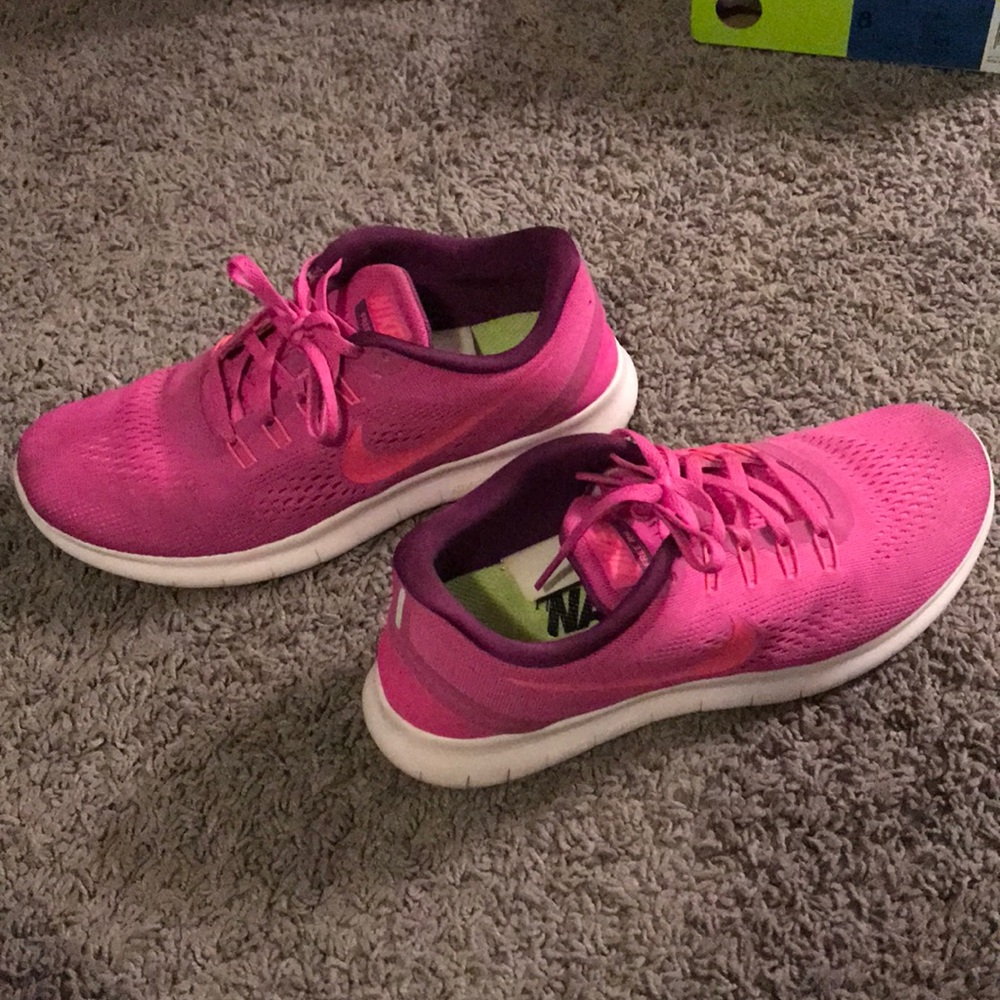 Pink nikes - Picture 2 of 4